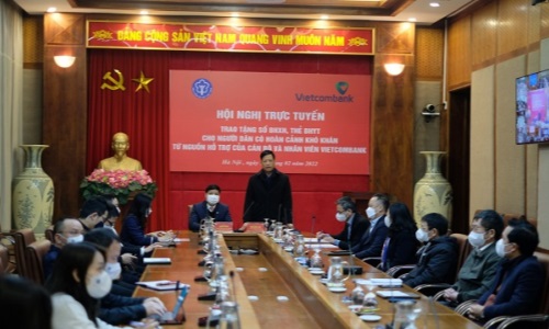 BHXH Việt Nam phối hợp với Ngân hàng Thương mại Cổ phần Ngoại thương Việt Nam trao tặng hơn 12 nghìn sổ BHXH, thẻ BHYT cho người dân có hoàn cảnh khó khăn